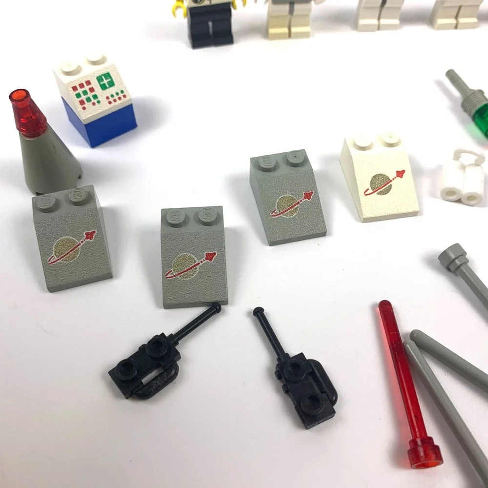 Lego Lot Space VTG‎ White Gray Moon Red White 6 Minifigures Accessories